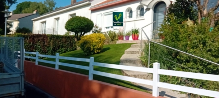 Pelouse synthétique en terrain en pente sur Rezé