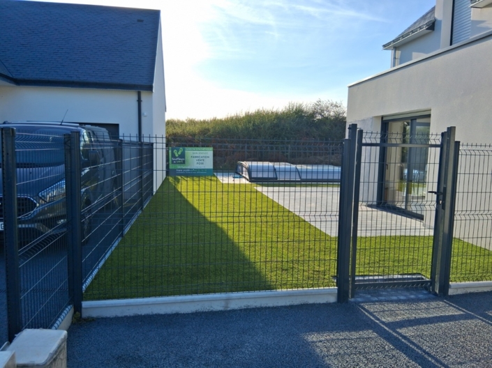 entourrage de piscine en pelouse synthétique Riantec