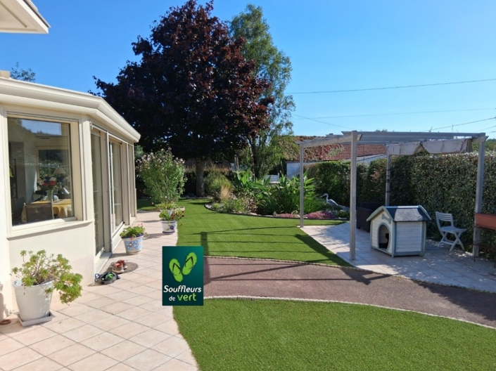 finition du jardin par le gazon synthétique sur Saint Brévin Les Pins