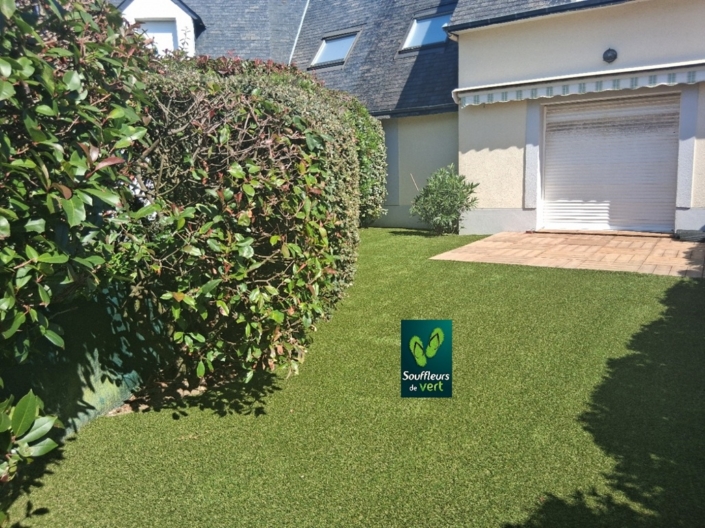 jardin avant en pelouse synthétique sur Sarzeau 56